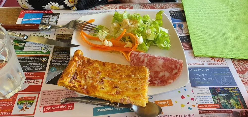 Assiette Avec Quiche Maigre Et Salade Rachitique